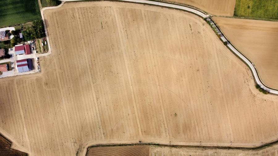 Ispezione di un tetto con impianto fotovoltaico tramite drone